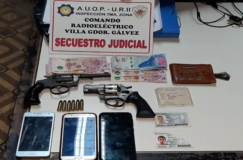 Rompieron la cuarentena armados, trataron de escapar de la policía metiéndose en una peluquería y terminaron detenidos