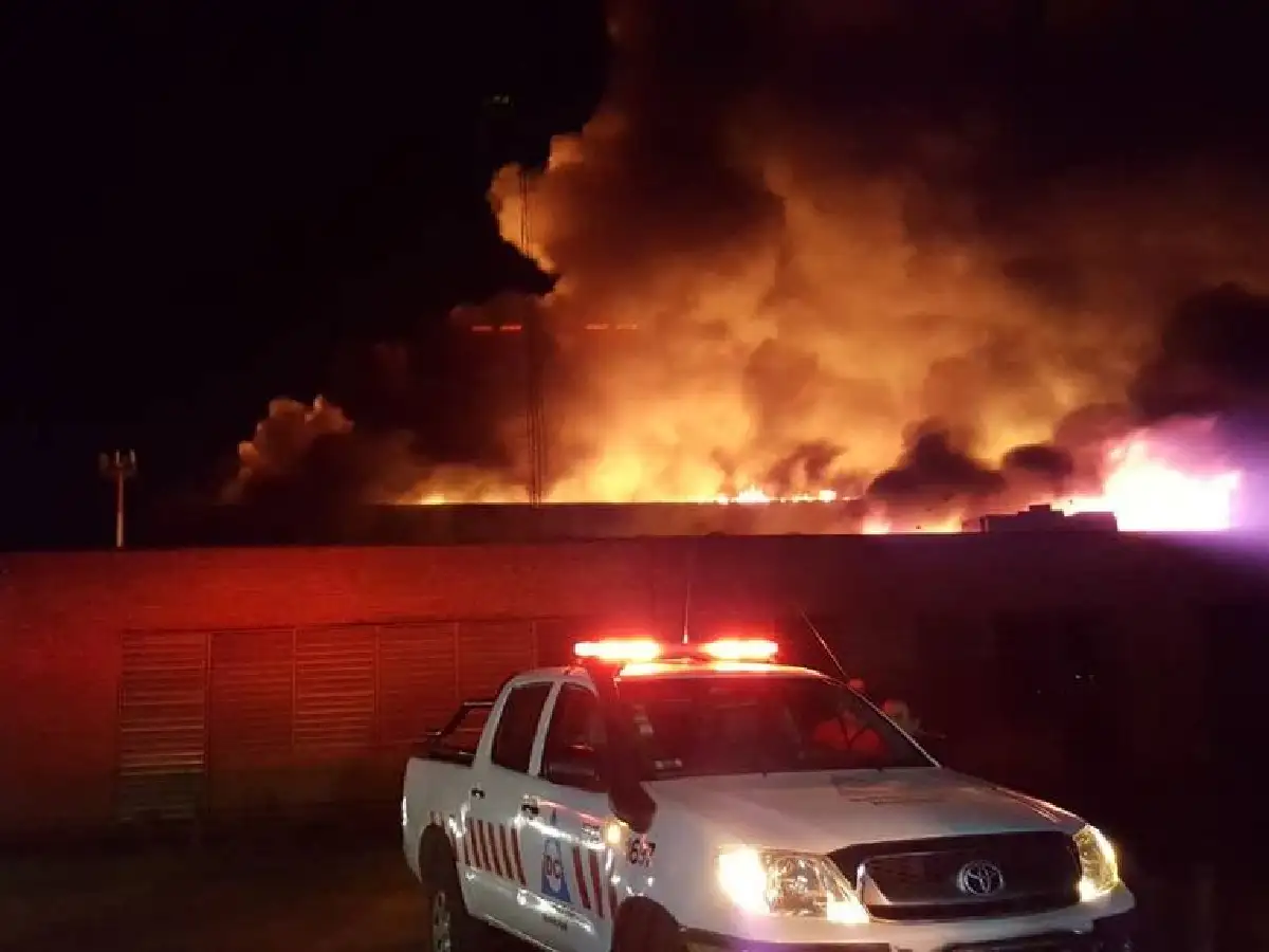 Se incendió una fábrica de colchones en Córdoba