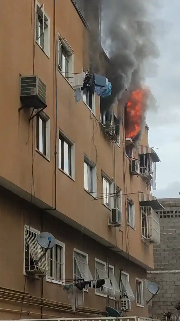 Se registra un INCENDIO en edificio en La Carlota (Fotos)