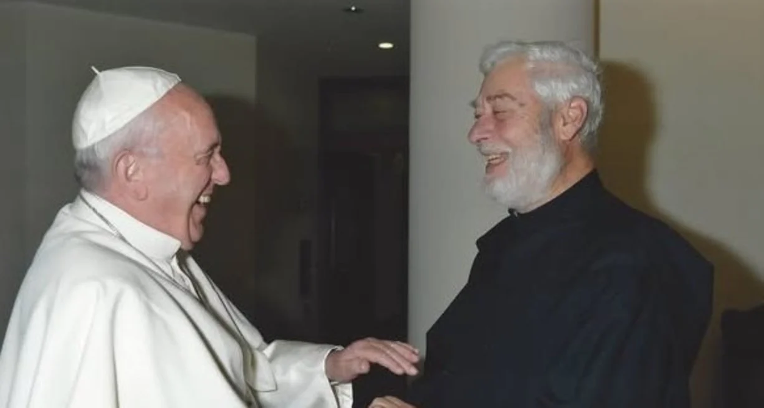 Menapace junto al papa Francisco.