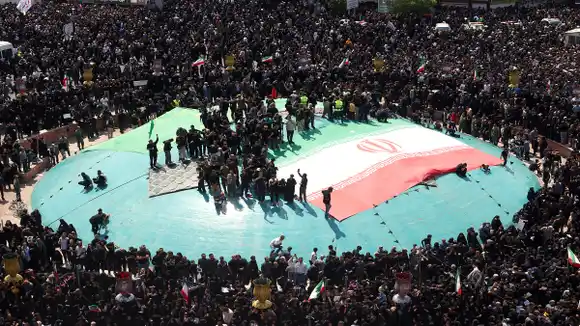 UNA MULTITUD se despidió de Ebrahim Raisi en Teherán: el ayatolá Ali Jamenei encabezó las plegarias