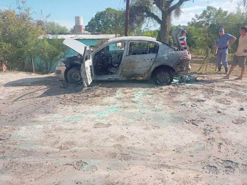 Una mujer fue detenida tras incendiar un vehículo