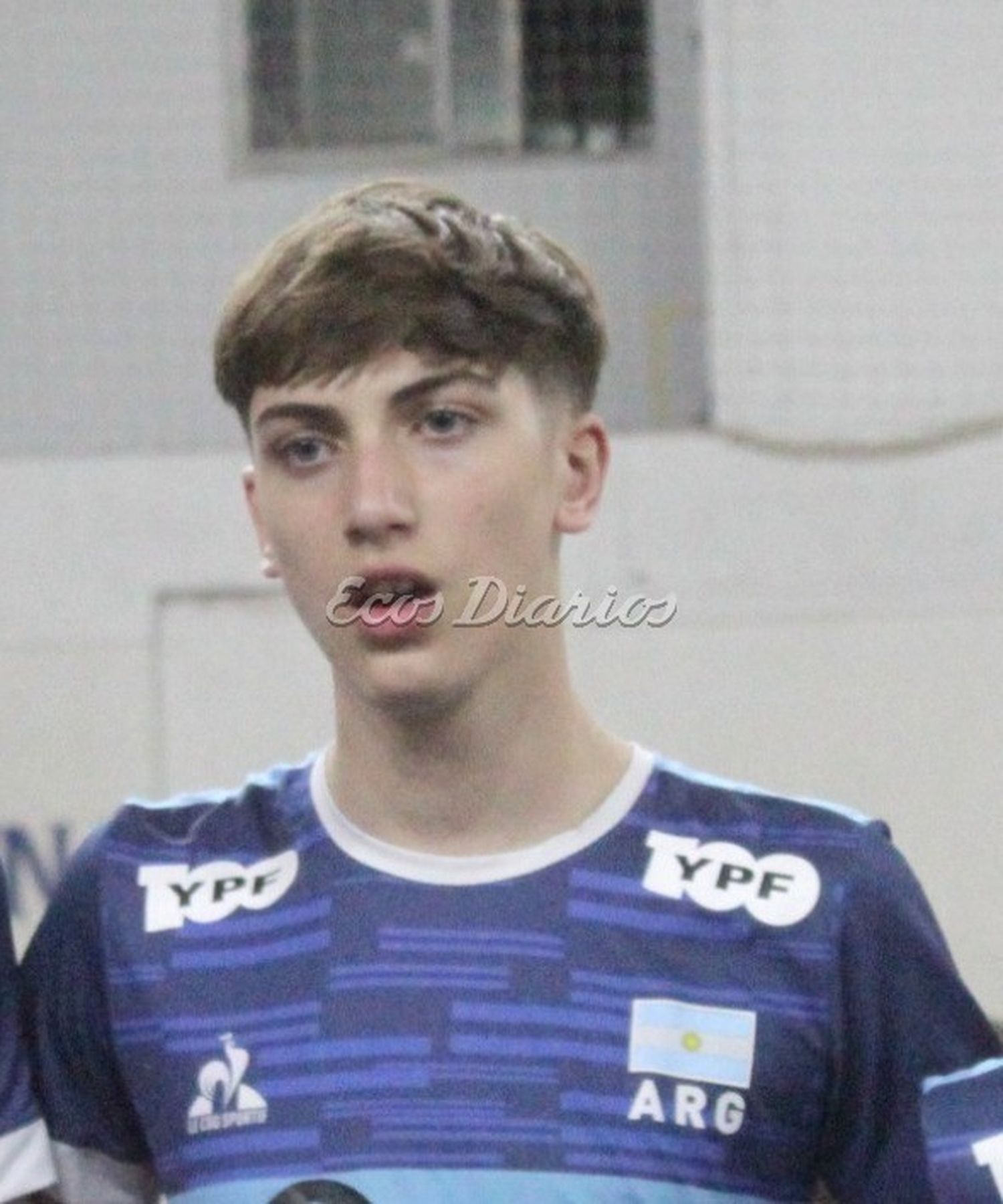 Nicolas Richards Meana, el voleibolista del Club Huracán con la camiseta albiceleste