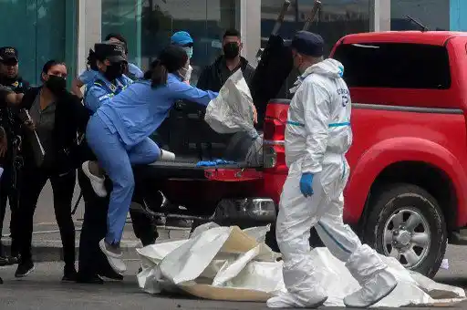 Un hijo del expresidente de Honduras Pofirio Lobo fue asesinado a tiros la madrugada del jueves junto con otras tres personas cuando salían de un club nocturno en Tegucigalpa, dijeron el expresidente y las autoridades