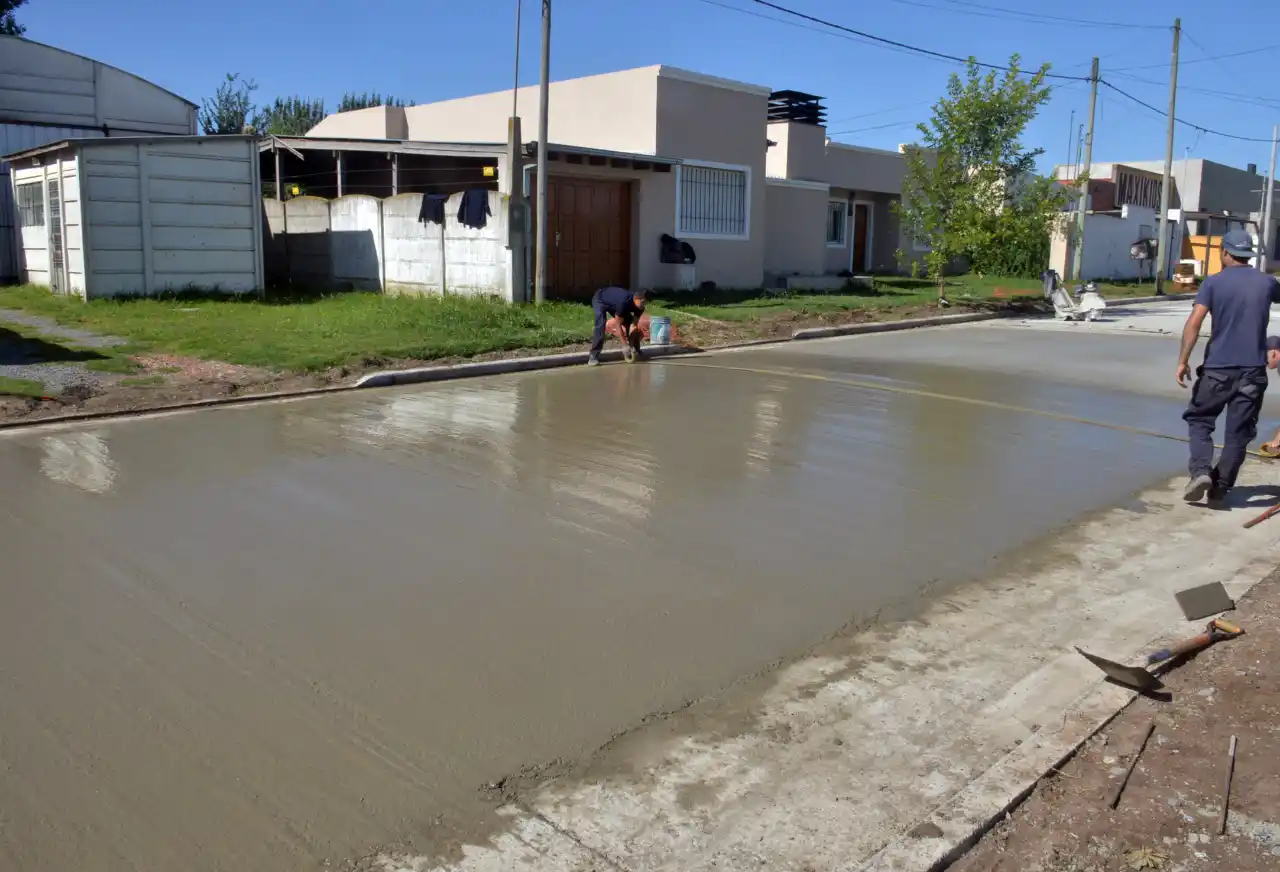 Completaron obras de pavimentación y continúan con otras en los barrios