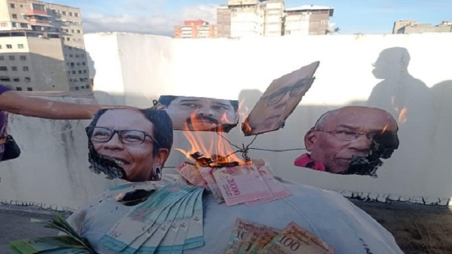 Las FAES, Maduro, Rodríguez, Istúriz y Farías: el Judas que 5 cabezas quemaron en Caracas