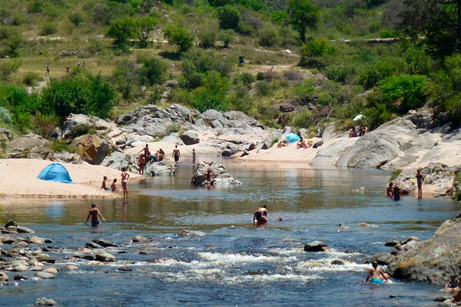 Un turista falleció al tirarse al río y golpear su cabeza contra una piedra