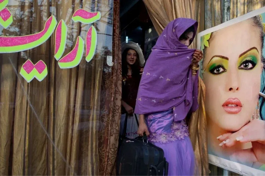Talibanes ordenaron clausurar los salones de belleza en Afganistán