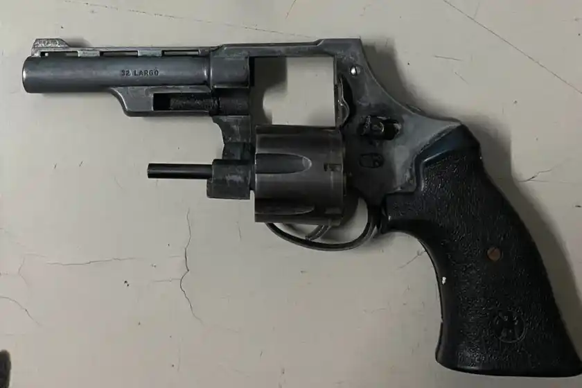 Apuñaló a un amigo de su hijo en una discusión, fue detenido en zona noroeste y le secuestraron armas