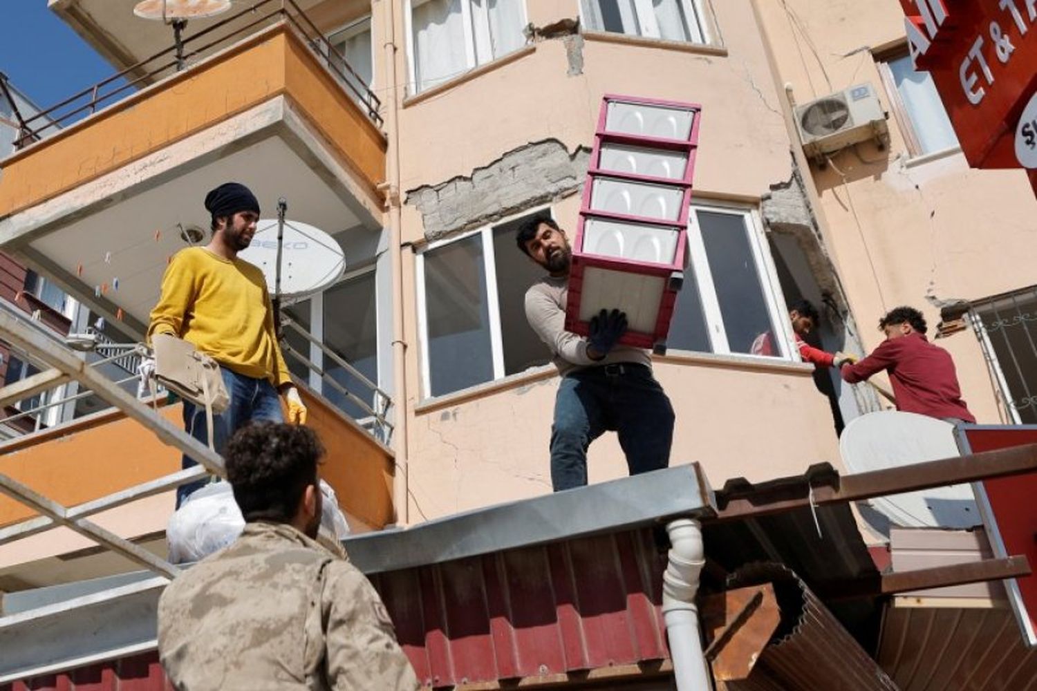 Rescataron a una adolescente entre los escombros en Turquía 10 días después del terremoto