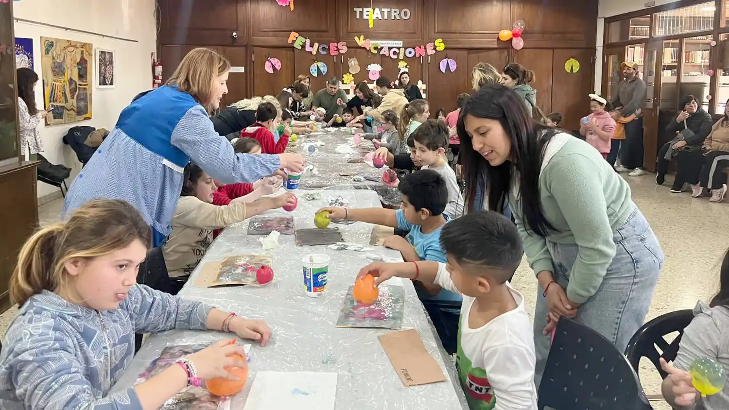 Los chicos participan del taller en el primer piso en la UPC