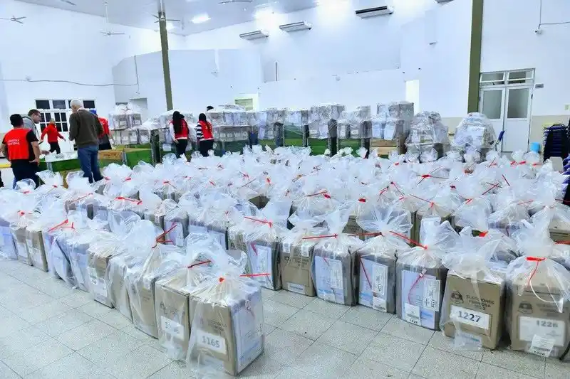 Finalizó ayer distribución de urnas a centros
de votación de capital y localidades cercanas