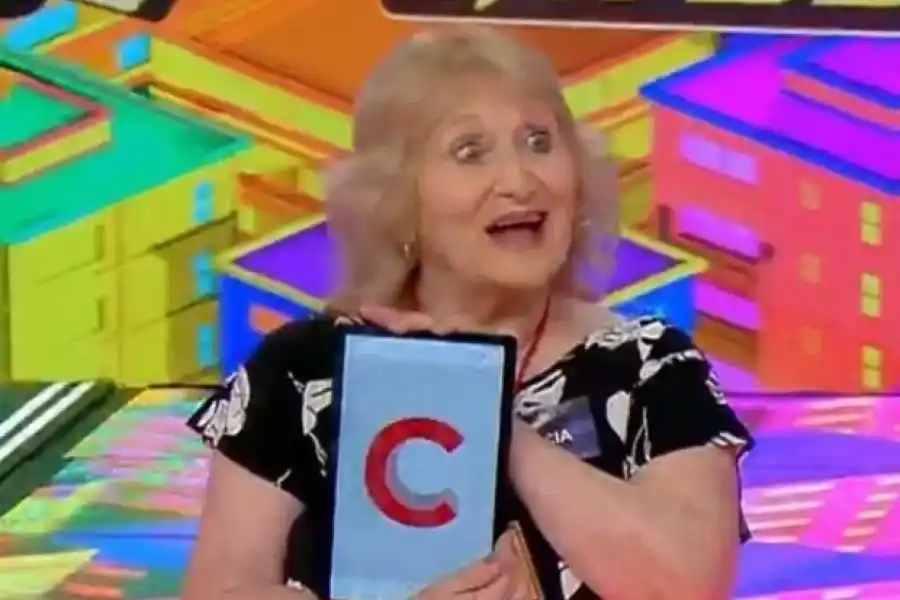 VIDEO | Su abuela ganó millones de pesos en los 8 Escalones y el nieto la tacleó en vivo