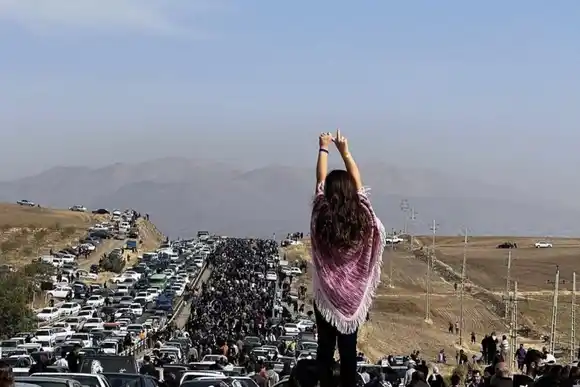 Las fuerzas de seguridad iraníes disparan contra las personas reunidas en la tumba de Amini