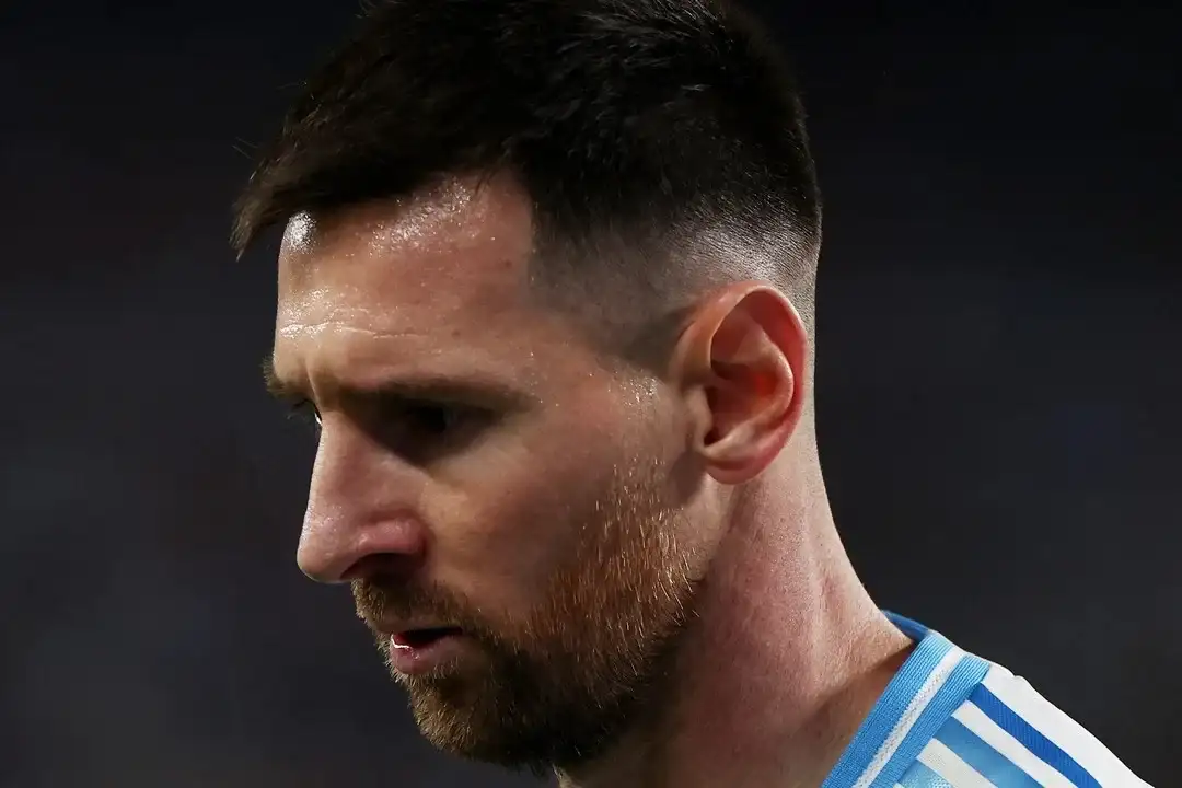El capitán del seleccionado nacional interrumpió su agenda deportiva con el Inter Miami para volar al país y reencontrarse con su familia.