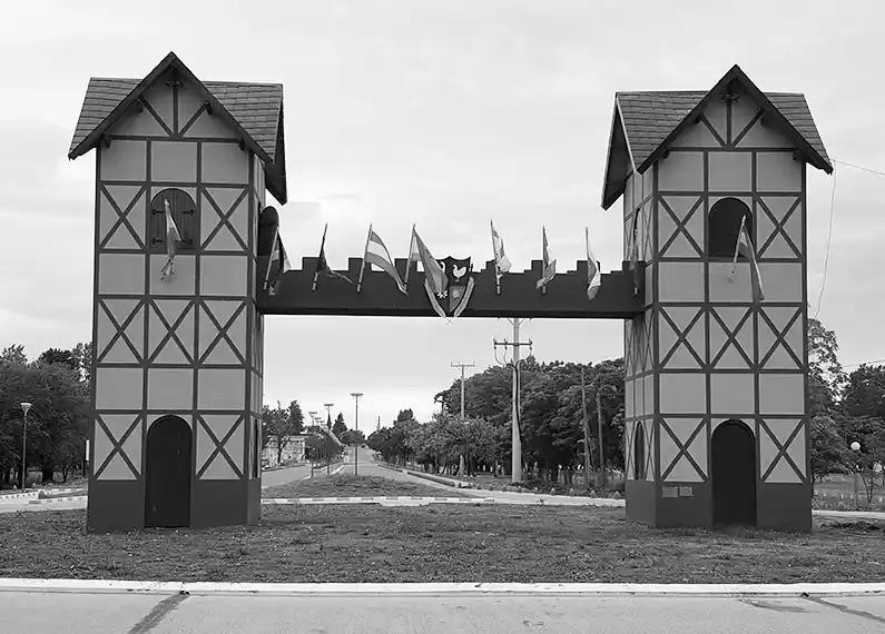 No le permitieron entrar por un acceso y lo hizo por otro