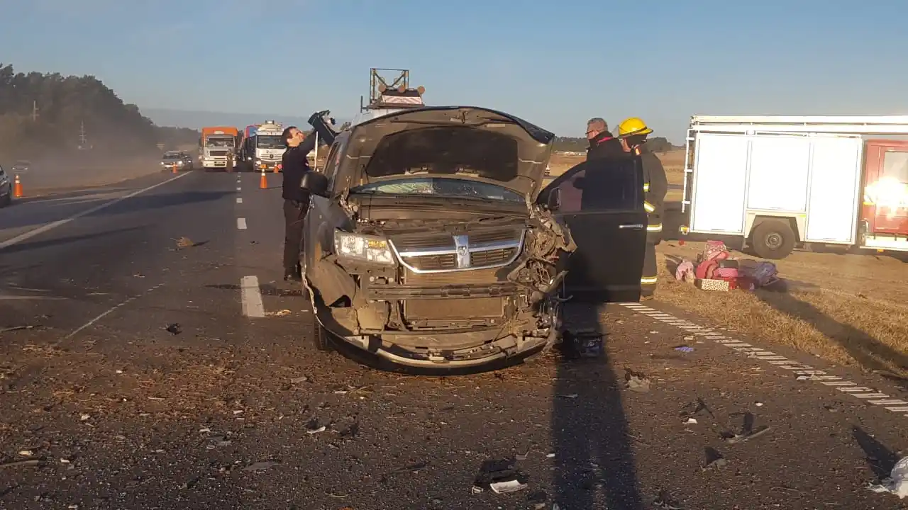 Accidente en ruta 9: permanecen internadas las niñas que viajaban en una camioneta que chocó contra un camión