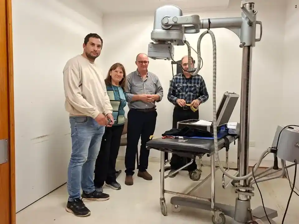 El delegado de Claromecó, Nicolás Felipe; la presidente la Comisión de Amigos de la Unidad Sanitaria, Iris Ofelia Más; el director Administrativo del Hospital Pirovano, Juan Cruz López y Marcelo Lorenzi, técnico proveedor de los componentes