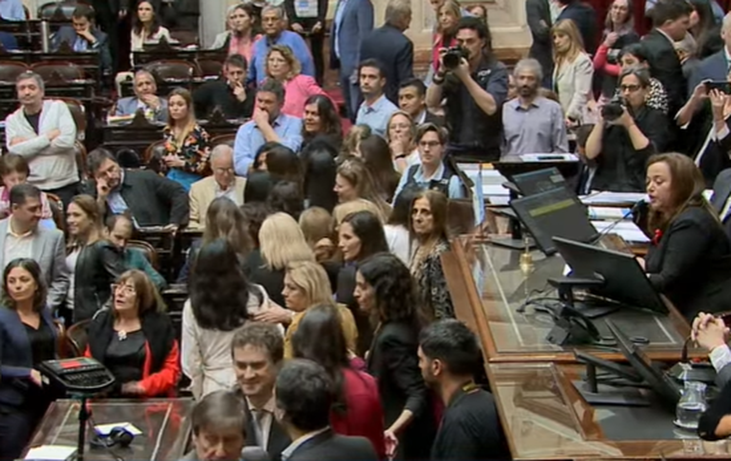 Diputados: Se levantó la sesión en medio de un escándalo entre oficialistas y opositores