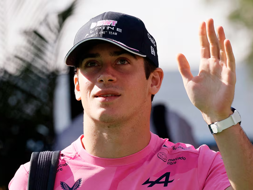 Franco tendrá un nuevo casco en 2026 con los colores nacionales. Foto: X de Alpine