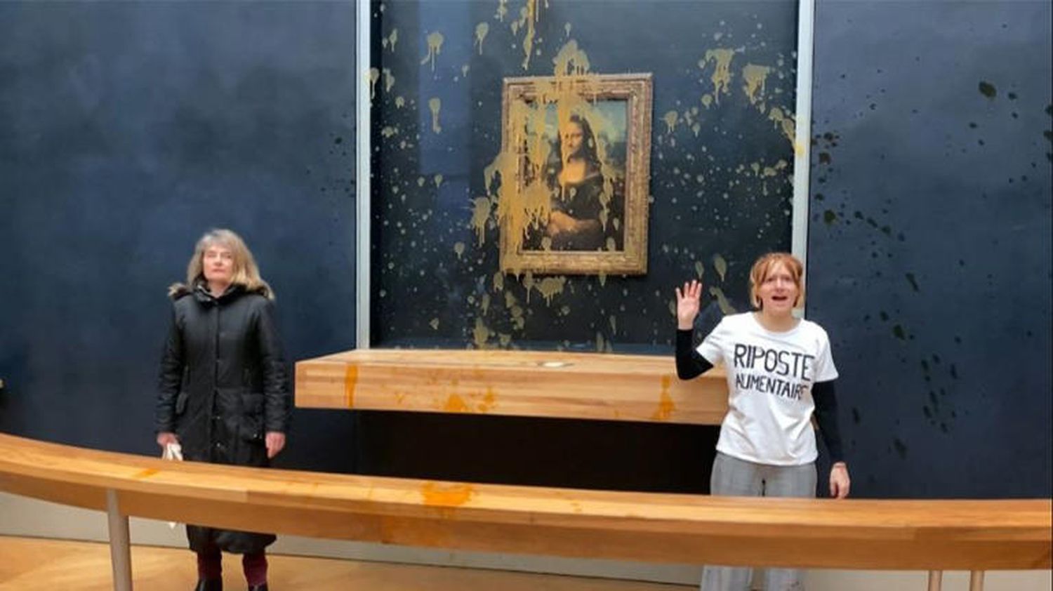 La Gioconda sigue 'almorzando' en el Louvre: esta vez activistas alimentarias le tiraron sopa a31