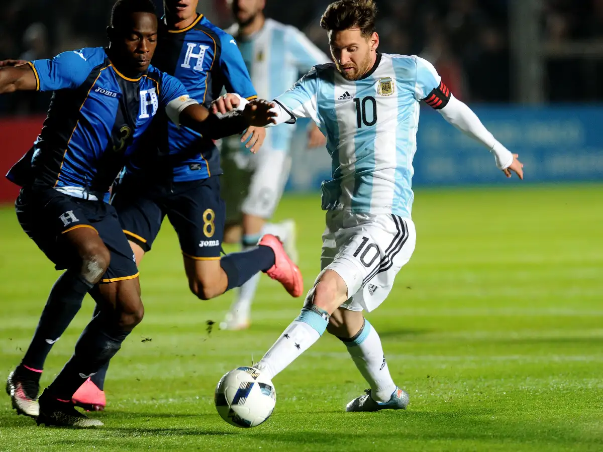 Messi, suspendido por tres meses