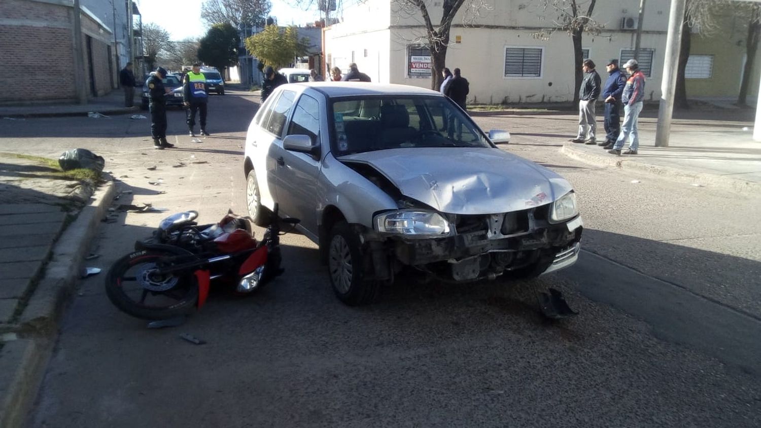 Choque de auto y moto en 3 de Caballería y Paraná: un joven hospitalizado