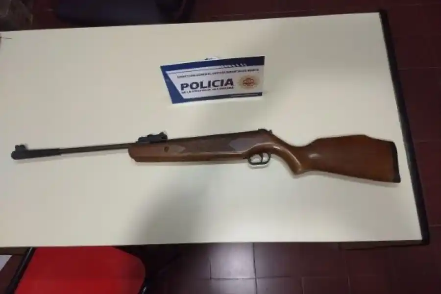 Tremendo: disparó un rifle de aire comprimido, hirió a su hija en la cabeza y terminó detenido