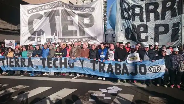 Multitudinaria concentración en Plaza de Mayo para pedir por trabajo