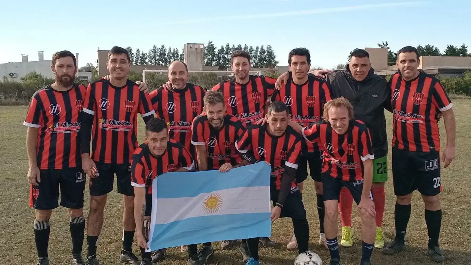El Día de la Bandera se celebró con una intensa jornada de fútbol de veteranos en Barrio Norte