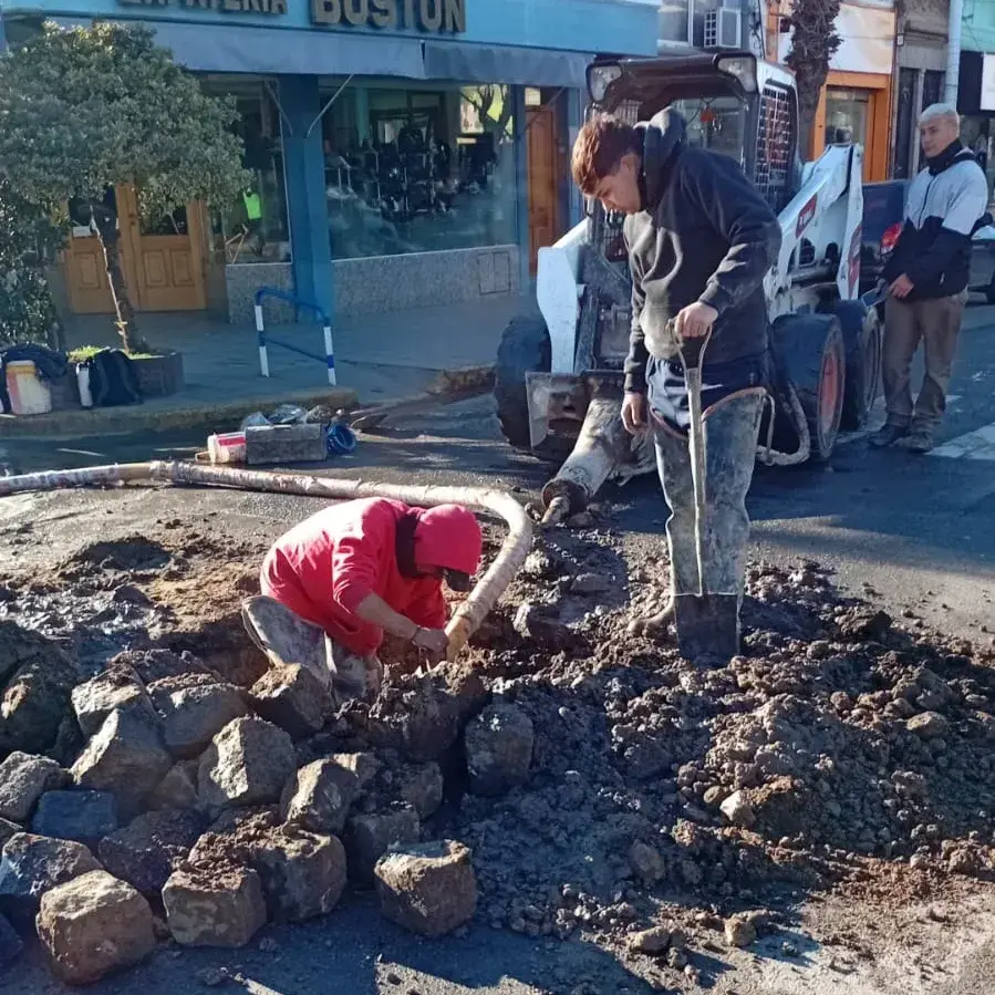 Corte de tránsito en Colón y 9 de Julio por la reparación de un caño de agua