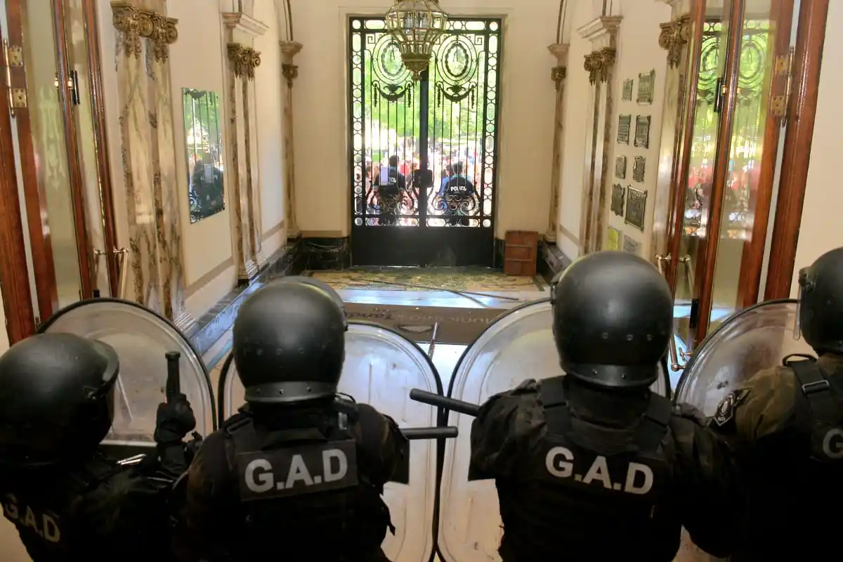 Rompieron vidrios y puertas en el reclamo de Justicia por el joven atropellado