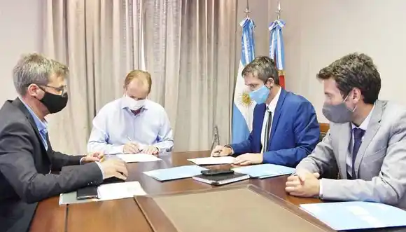 Firmaron convenios por más obras de agua potable y cloacas en toda la provincia 