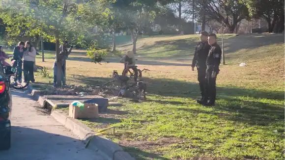 Un grupo de niños encontró una moto desarmada en una alcantarilla en el barrio Villa del Parque
