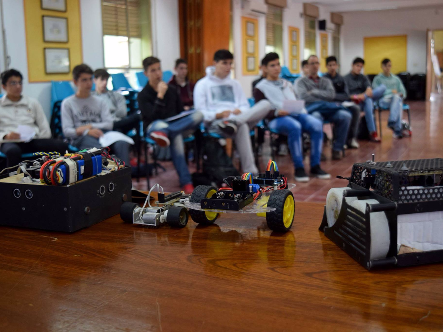 Realizan la 5º Jornada de Electrónica y Competencia  de Robótica en la UTN      