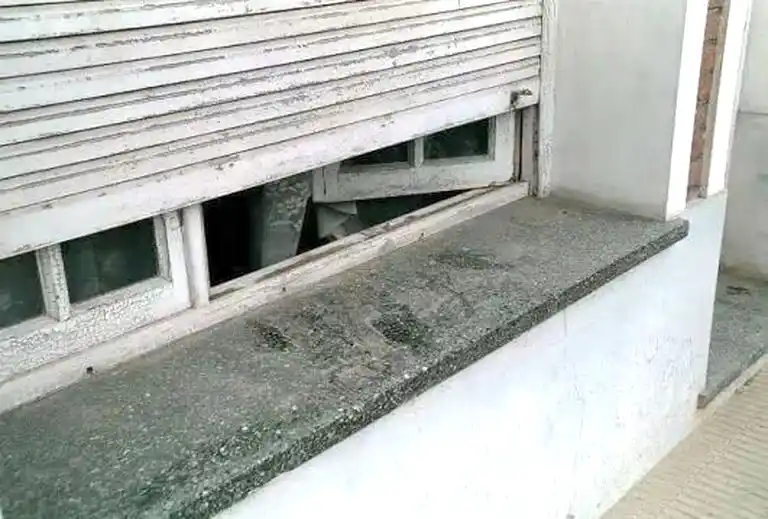 Huellas del ladrón. En el vano de la ventana por donde entró a la casa
