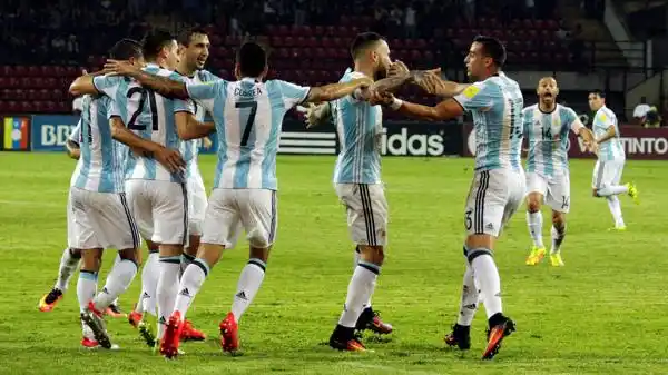 Argentina reaccionó a tiempo y rescató un empate ante Venezuela 