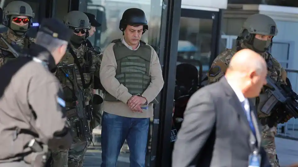 Manzanares llegó a Comodoro Py con chaleco antibalas y casco