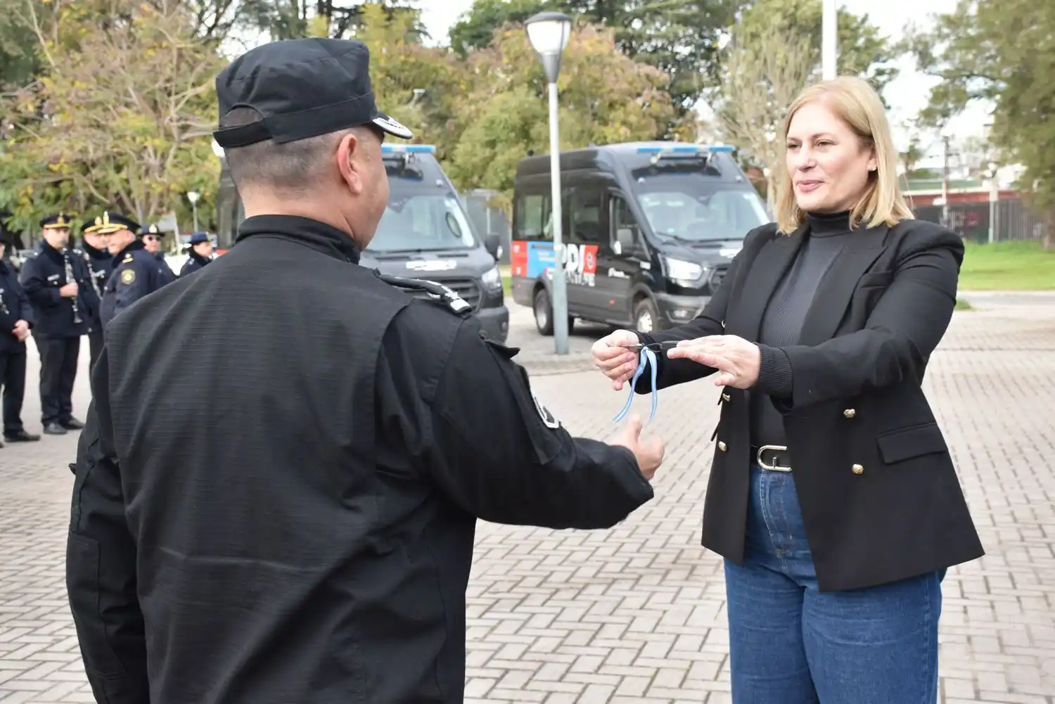 La vicegobernadora encabezó,en Rosario, la entrega de cinco minibuses totalmente equipados a la Policía de Investigaciones.