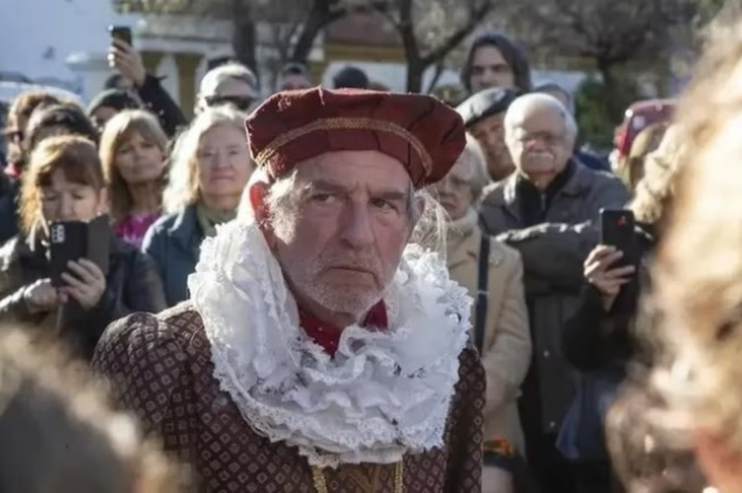 El actor se presentó haciendo una obra de teatro a la gorra en Plaza Francia