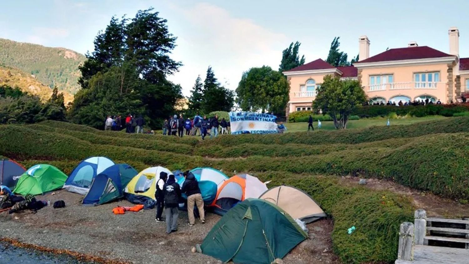 El diputado bonaerense Federico Fagioli y Juan Grabois instalaron un campamento en la estancia de Joe Lewis 