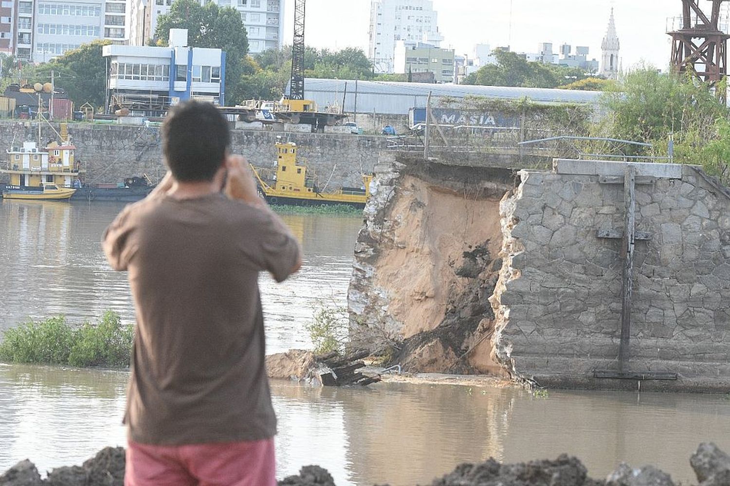 Por la bajante, se desmoronó un muelle en el puerto de Santa Fe