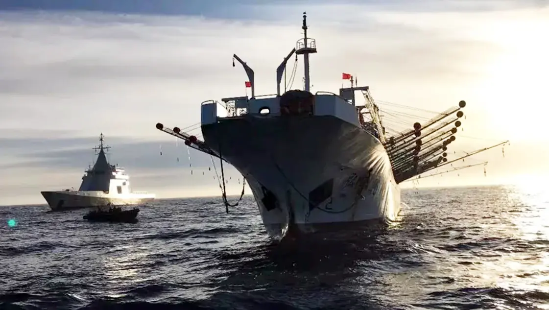 La Armada abordó un barco chino que pescaba ilegalmente en el Mar Argentino