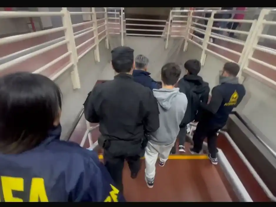 El momento de la detención de los dos chilenos buscados por Interpol, en la terminal de Retiro.