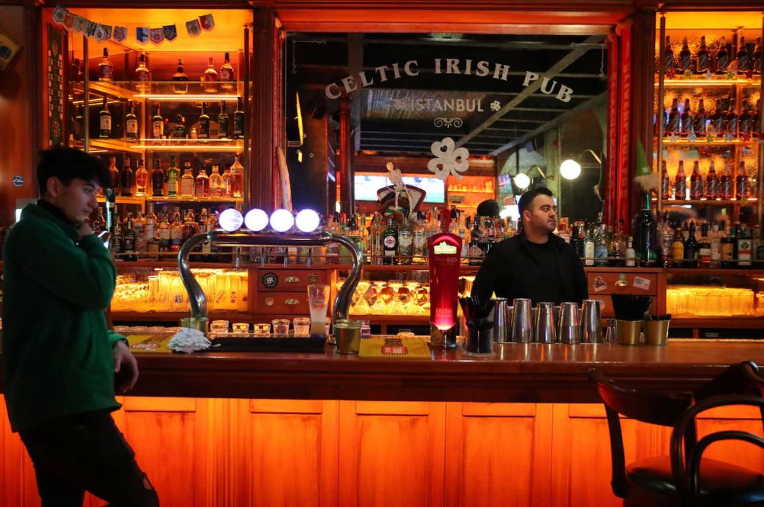 Un camarero y un empleado esperan a los clientes en un bar de Estambul, Turquía. REUTERS/Dilara Senkaya