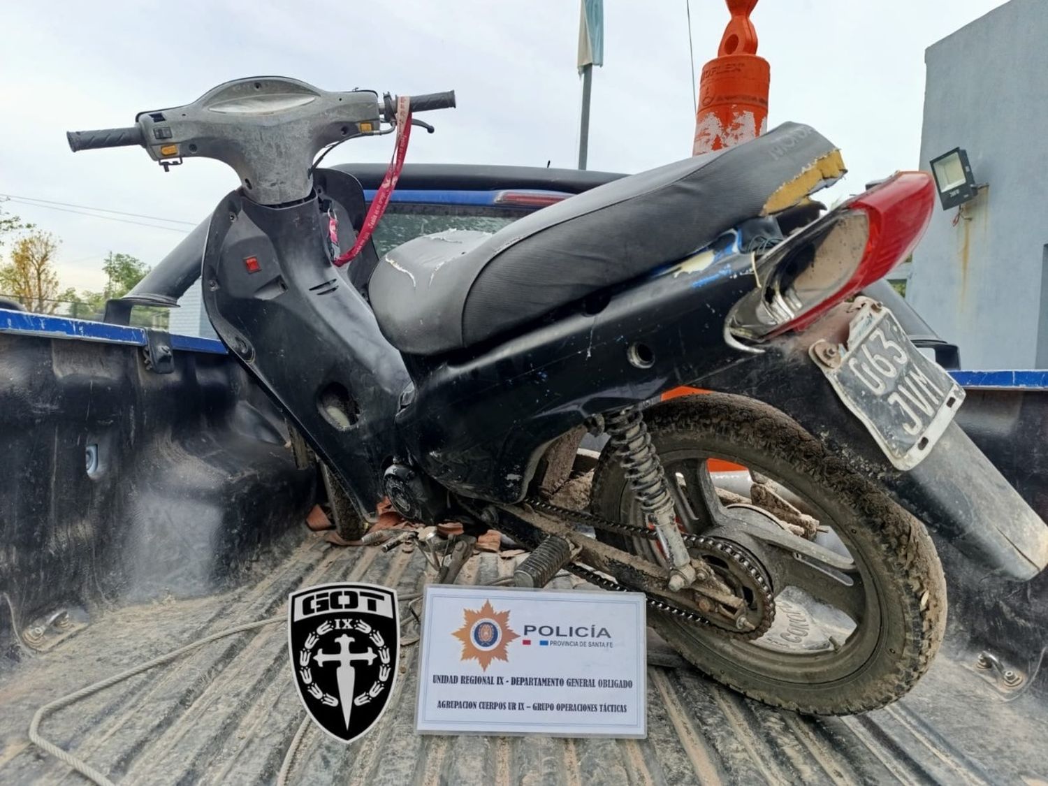 En un control policial detuvieron a un joven que transitaba en una moto robada
