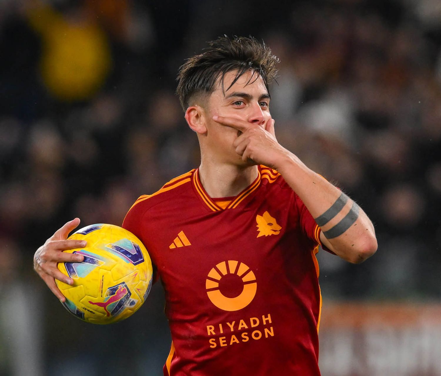 Dybala se lució con tres goles en el triunfo de Roma