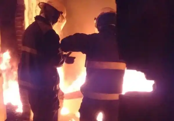 Como práctica, los Bomberos simularon un incendio en una vivienda 