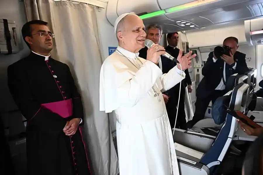 León XIV realizó declaraciones a bordo del avión papal. EFE