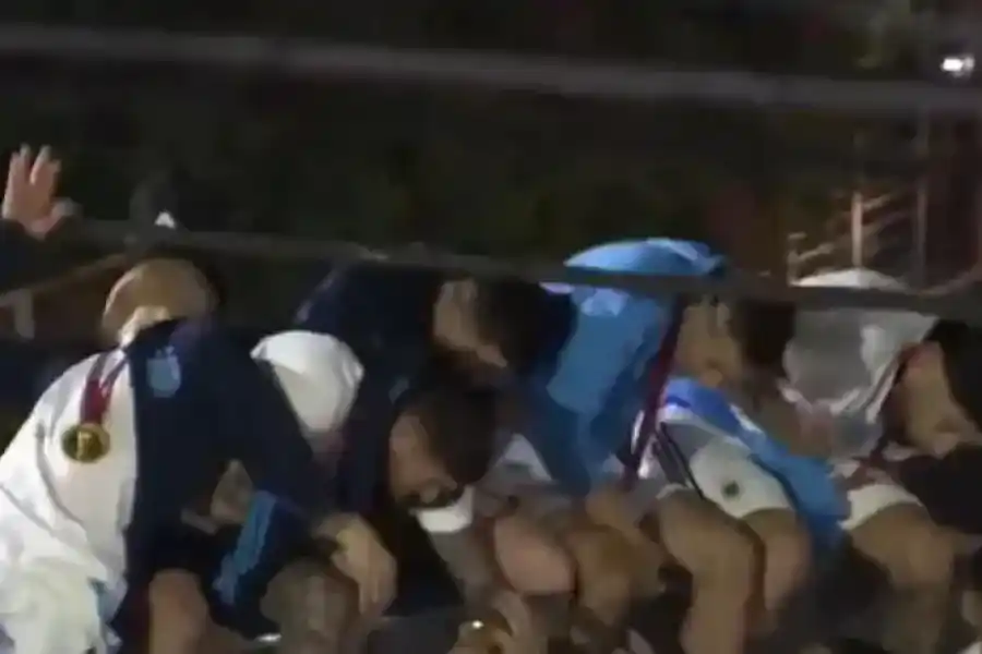 El susto de los jugadores de la Selección: rozaron unos cables a baja altura y Leandro Paredes perdió la gorra